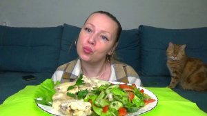 Мукбанг вареная курица, салат овощной! Еда на камеру.
