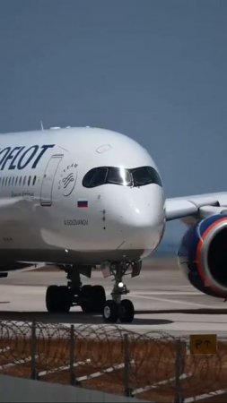 Самолёт катиться по РД