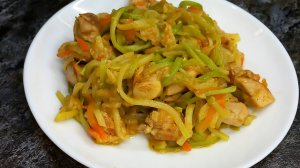 Спагетти из кабачков с курицей на ужин