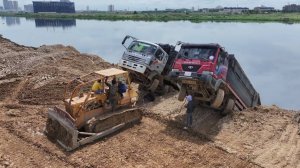 😅😱😮Что за хрень! Огромный грузовик вышел из строя во время разгрузки — экскаватор вытащил его!