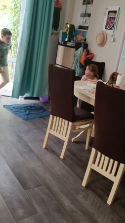 Старшие дети научили малыша Ягуара стучать в дверь и спрашивать: Кто там?