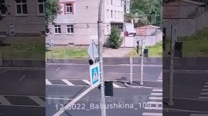 В Питере водитель запустил самокатчицу в стратосферу —16-летняя школьница вылетела на красный свет