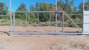 Сварил 4 метровые откатные ворота в рамке . Покрасил их два раза .