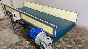 Горизонтальный конвейер для мешков и коробок. 0987