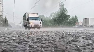 Ливень с ураганным ветров обрушился на Москву и затопил столицу за пару часов