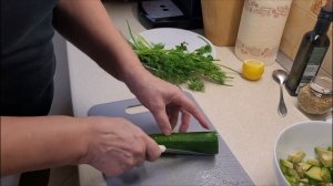 Салат из авокадо, киви, брюссельской капусты