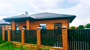 Дом, где хочется остаться: кирпич ручной формовки, идеальная отделка и шашлыки у воды рядом с домом