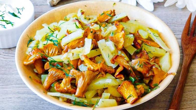 Рецепт жареная картошка с лисичками и луком на сковороде