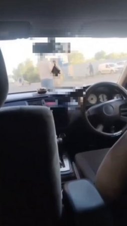 В питерском Мурино полностью голая девушка запрыгнула на капот машины