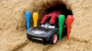 Игрушки Disney Cars Собирают Молнию Маккуина в пещере
