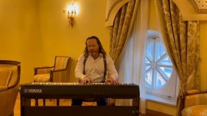 Песня  "Я так хочу обладать этой Женщиной"  поет Лео Лев