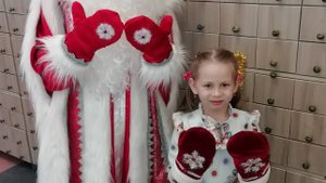 Маленькая читает стих Дедушке Морозу. 4 года. Национальная библиотека Удмуртской Республики.