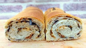 Кукурузные батоны со свежим базиликом и сухим луком. Такой хлеб порадует ароматом лета, свежих трав.