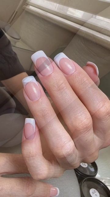 Широкая «линия улыбки» французского маникюра смотреть онлайн