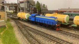 ТЭ1-20 от MODIMIO катает цистерны 15-Ц863 по макету