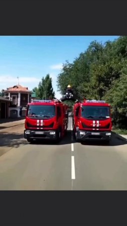 В Казахстане пожарный повторил легендарный шпагат Жан-Клода Ван Дамма, встав между двумя пожарными м