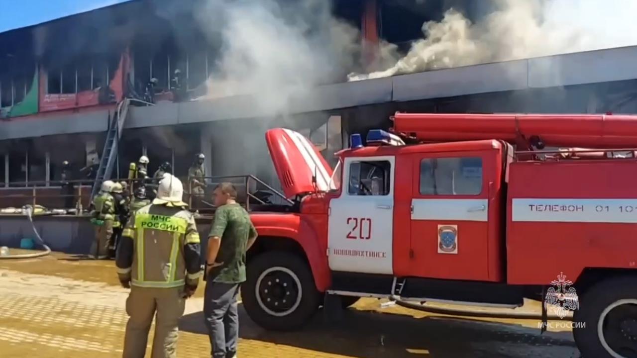 При тушении ТЦ в Ростовской области погиб один пожарный, второй пострадал