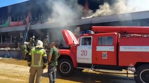 При тушении ТЦ в Ростовской области погиб один пожарный, второй пострадал