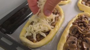 Лодочки с фаршем и грибами под сырной шубкой