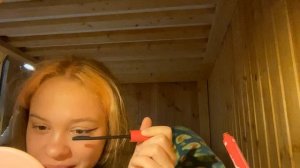 Делаю одну половину макияжа только левой рукой, а другую только правой