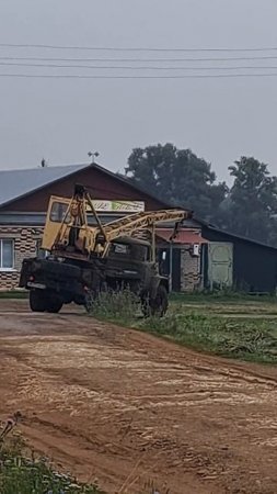 Грузовик зил с краном едет на работу