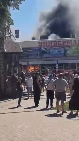 Сотрудник пожарной охраны пострадал при пожаре в ТЦ Новошахтинска. Пламя уже охватило 1300 кв.м.