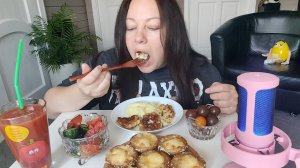 Мукбанг Котлеты с пюрешкой, Скор-малосол, Тарталетки с курицей и грибами, Томатный сок