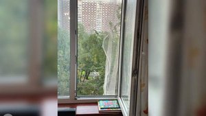 Двухлетняя девочка выпала из окна жилого дома на Алтуфьевском шоссе в Москве