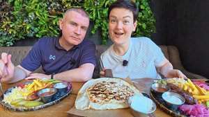 Прилетели в ПИТЕР! ПРОБЛЕМЫ с багажом( Заселились в АПАРТАМЕНТЫ) Мукбанг ОТМЕТИЛИ приезд в РЕСТОРАНЕ