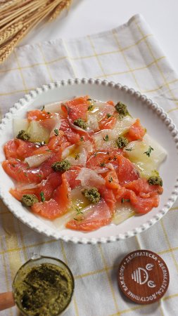 Карпаччо с семгой и дыней