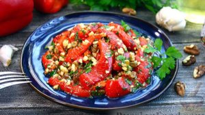 Суперзакуска. ПЕЧЁНЫЙ ПЕРЕЦ С ЧЕСНОКОМ, ОРЕХАМИ И ИЗЮМОМ