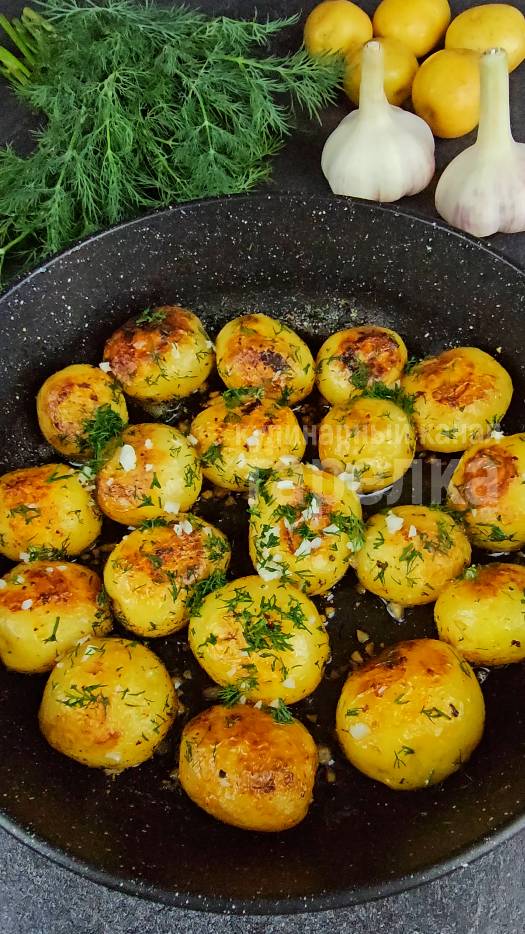 Молодая картошка с чесноком и укропом смотреть онлайн
