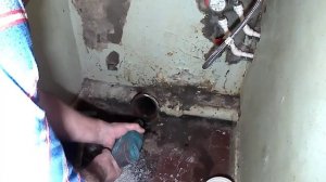 Унитаз из СССР   и  Треснувшая канализационная труба.