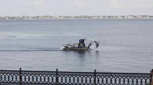 2025-07-24 Что-то плывёт вдоль набережной