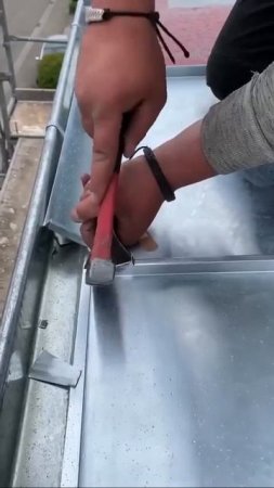 Красивая кровля из металла методом вальцовки