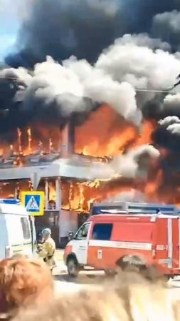 ЧП произошло сегодня в Новошахтинске Ростовской области — там сгорел торговый центр. Погиб один.