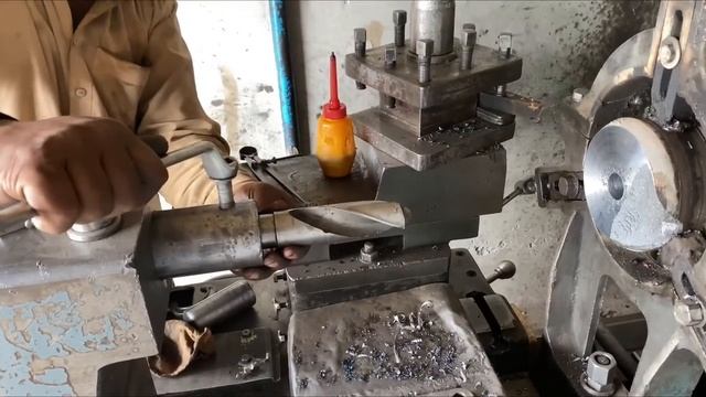 Процесс ремонта сломанной колесной оси грузовика смотреть онлайн