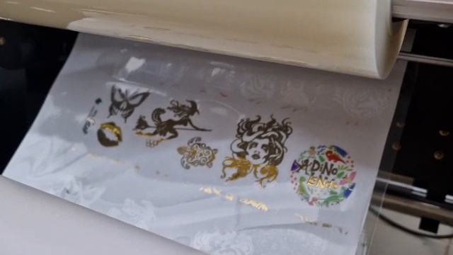 Пример печати UVDTF принтера пленкой с золотым тиснением и ламинацией.