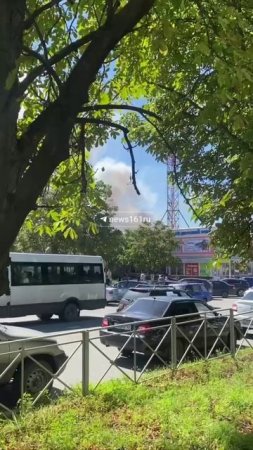 В Новошахтинске на Ленина горит торговый центр. Площадь пожара — 30 квадратов. 🔥⚡