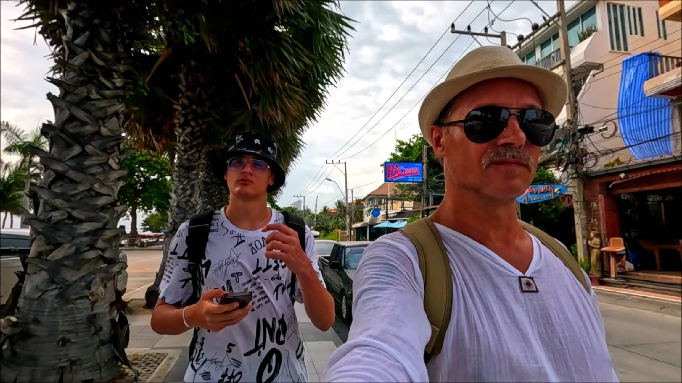 Паттайя. Идем по улице Тапрая до улицы Джомтьен. Гуляем. Пляж Джомтьена - Донгтан. Таиланд смотреть онлайн