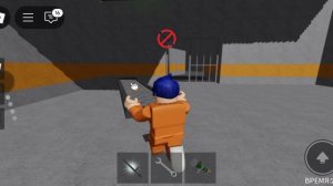 Меня закрыли в клетке