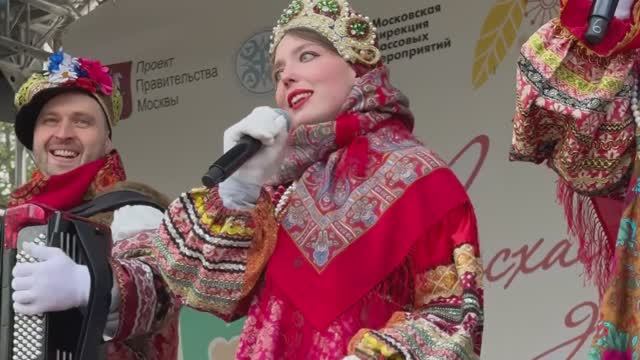 Народный ансамбль на праздник // Ансамбль Московский Переполох // Живое выступление смотреть онлайн