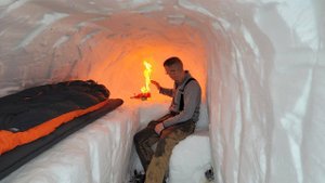 Землянка под слоем снега 10 футов (3 м) — одиночный кемпинг в убежище для выживания во время снежной