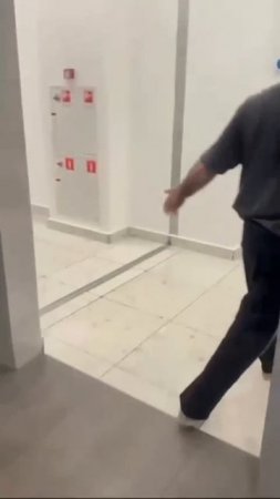 В московском ТЦ посетительница спалила в женском туалете извращенца, который подглядывал за девуш...