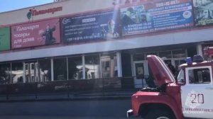 В Новошахтинске на Ленина горит торговый центр. Площадь пожара — 30 квадратов. 🔥⚡