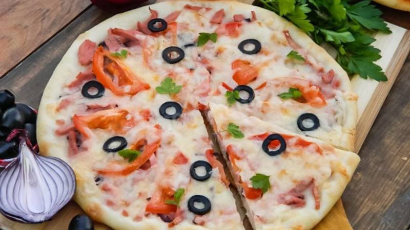 Рецепт домашняя пицца в духовке с колбасой классическая
