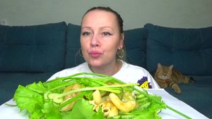 Мукбанг макароны, перец фаршированный, овощи, зелень. Еда на камеру.