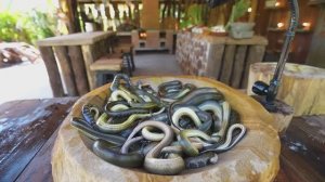 Приготовление змеи и жареного угря с имбирем. Кухня Сингапура