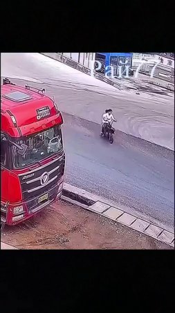 Китайские школьники едва не оказались под колёсами большегруза