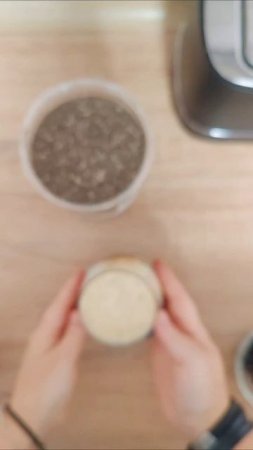 📹 Как вкусно снять… вкусное?
Летом я обожаю chia-пудинг: 3 ингредиента —
семена чиа, у меня  большая